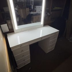 Alexandra Vanity Table (Like New) (67% OFF Retail) 