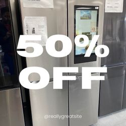 29 cu. ft. Smart 4-Door Flex™ Refrigerator with Family Hub™ and Beverage Center in Stainless Steel