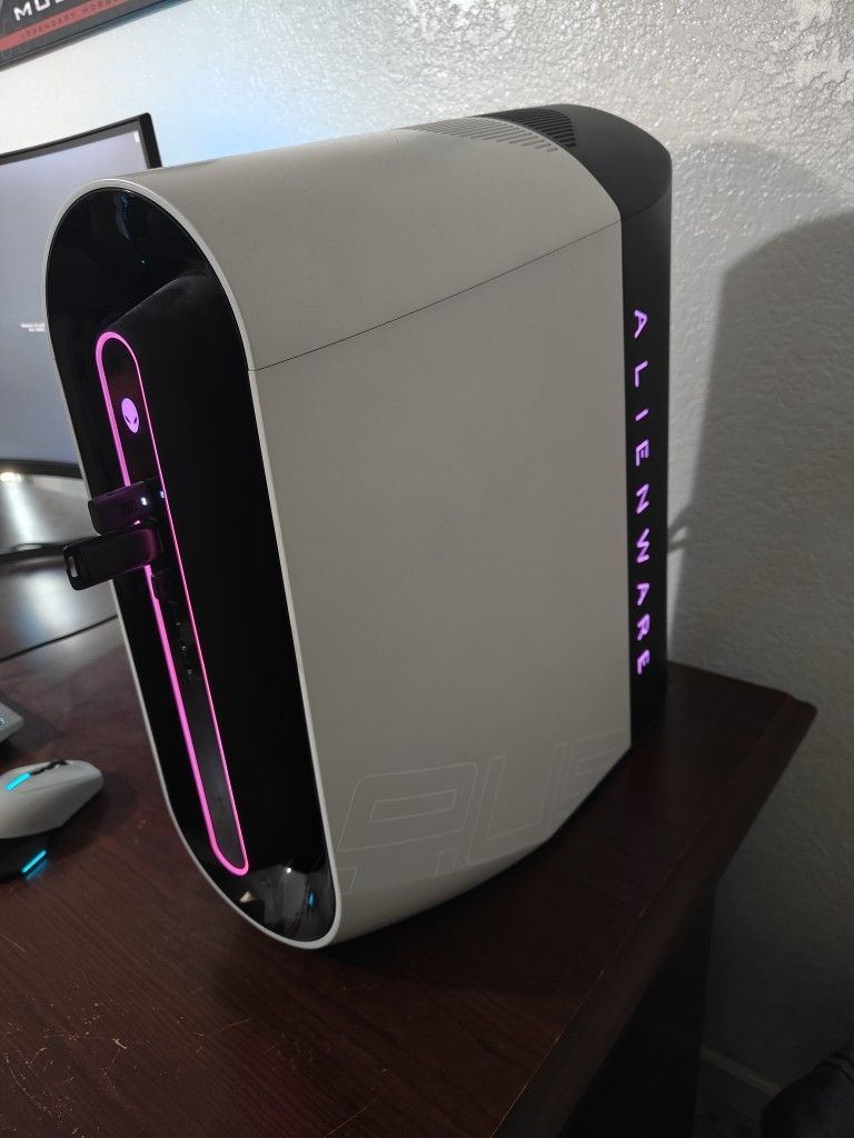 Alienware Gaming PC Aurora R9 (Includes JBL Head Set And Samsung Curved monitor)