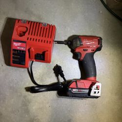 3  Speed Milwaukee Fuel M18 Hydraulic 1/4” Impact Driver With Battery And Charger 