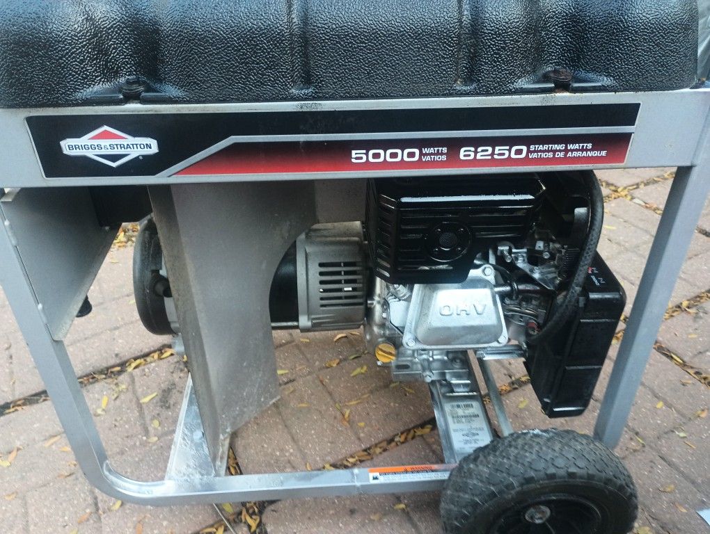 BRIGGS STRATTON 5000 WATTS 6250 STARTING WATTS GENERATOR