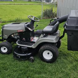 Craftsman LT2000 Lawn Tractor With 17.5 HP Briggs And Stratton Engine  42" Deck , 6 Speed Manual Transmission , Bagger System And Rubbermaid Dump Trai