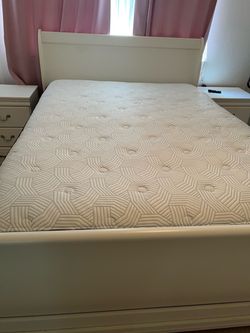 Queen size bedroom set with mattress boxspring