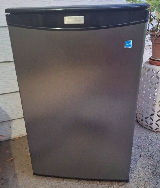 Danby Compact Fridge 4.4 Cu Ft