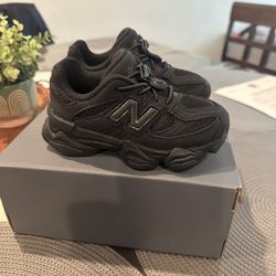 9060 New Balance  BLACK  Kids ENFANTS Size 8