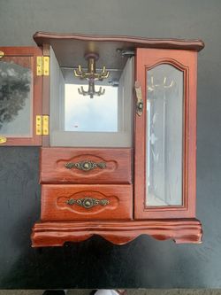 Beautiful Jewelry box with two mirrors and expanding doors