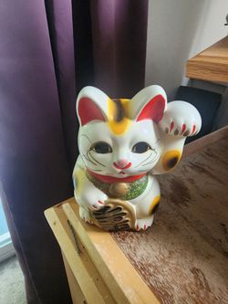 Maneki Neko Lucky Cat Figurine