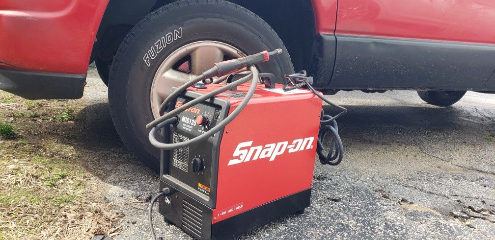 Biggest Portable Snap On  Mig Welder Like New Works Perfectly It Is 110 Volts Can Be Used With Or Without Gas I Have A New Gas Guage  To Go With It