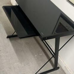 32”wx20”dx28”h Good Condition Glass Desk