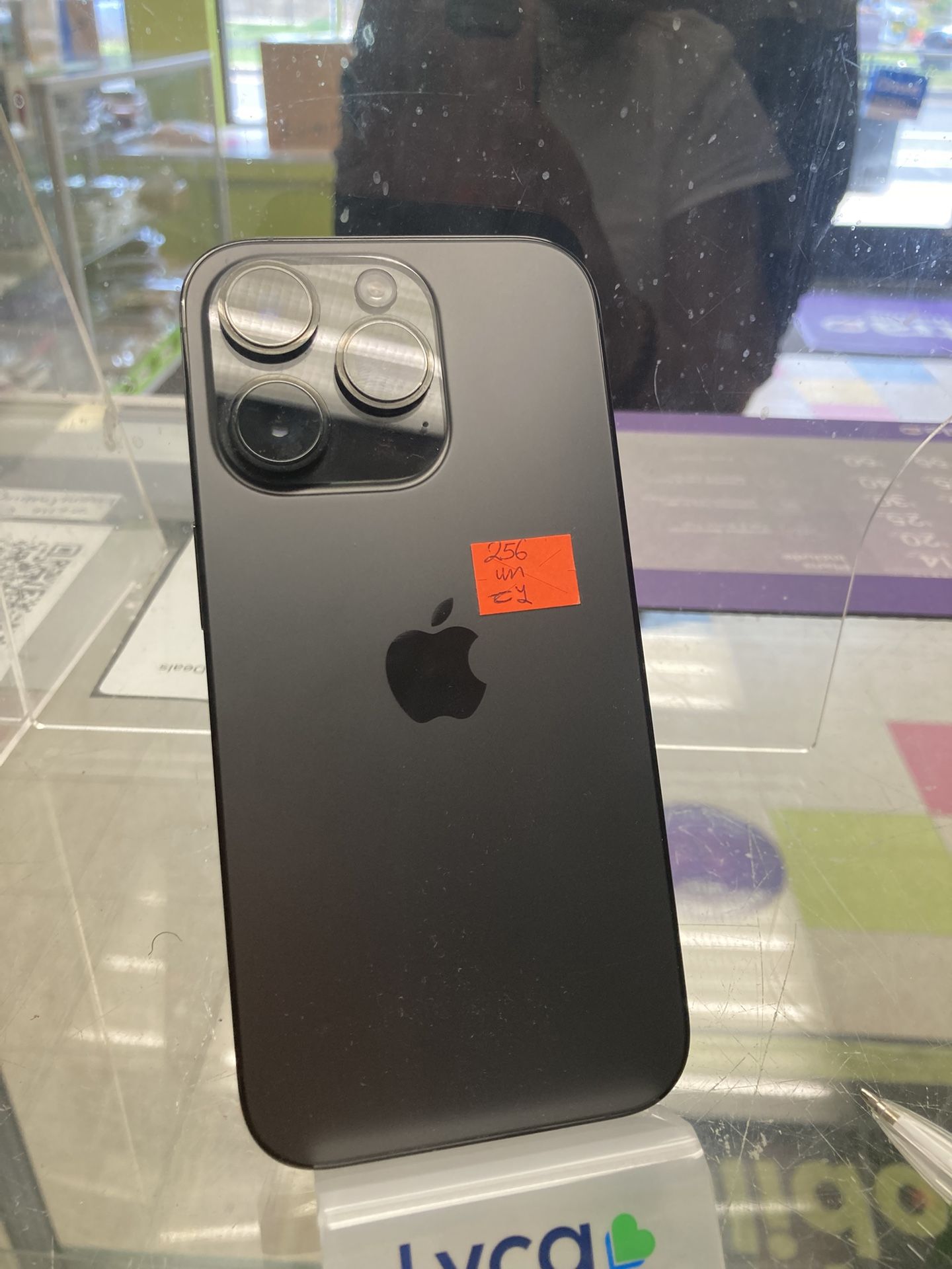 Factory Unlocked IPhone 14 pro 256 gb comes with store warranty