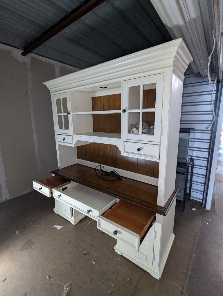 Havertys Newport Collection With Lighted Hutch **Price Negotiable Make Offer