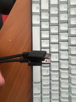 WHITE USED RAZOR MINI HUNTSMAN WITH USB CABLE AND BOX WITH INSTRUCTIONS