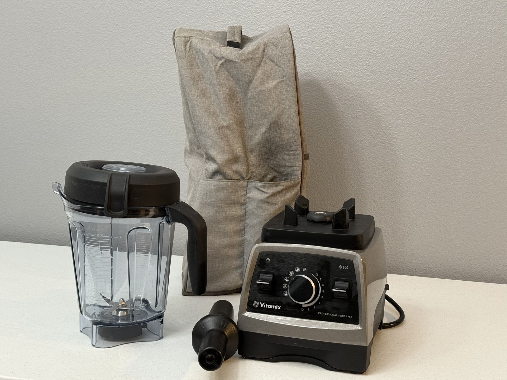 Vitamix Professional Series 750 Blender – Complete Set – Excellent Condition!