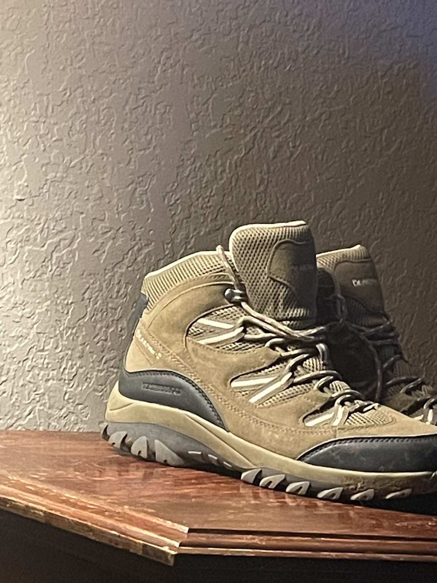 Bearpaw Woman’s Hiking Boots size 11
