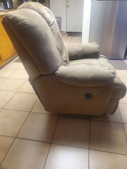 Very comfortable electric recliner