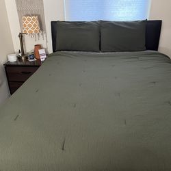 Queen Sized Bed With Headboard And Nightstand