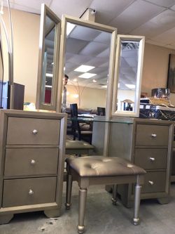 BRAND NEW MAKE UP VANITY