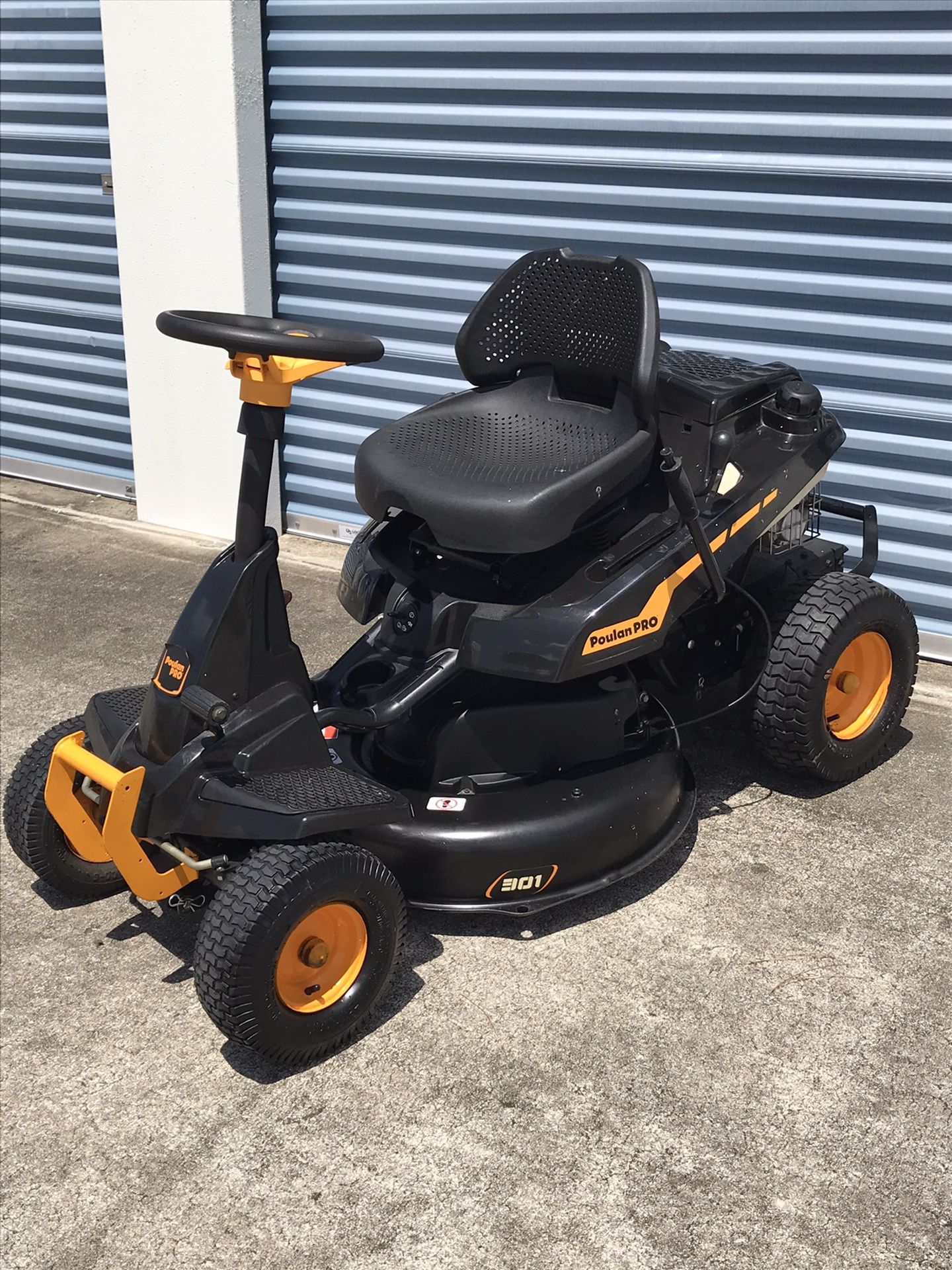 LIKE NEW POULAN PRO TRACTOR 30 INCH RIDING LAWN MOWER