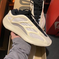 Adidas Yeezy 700 V3 Azael size 10 VNDS 