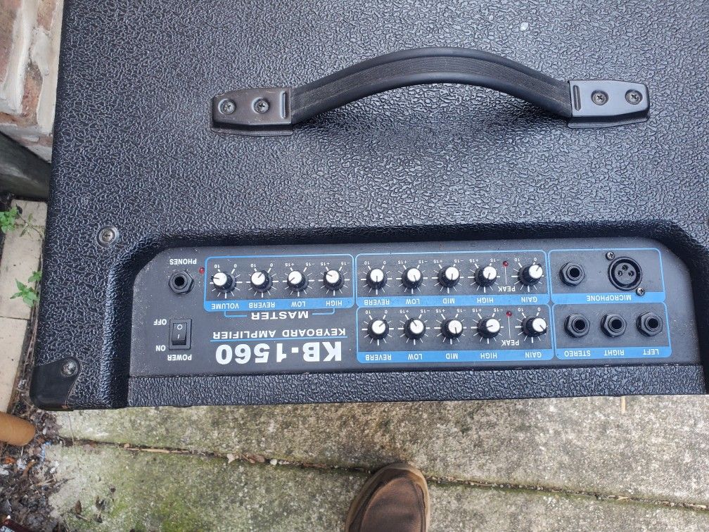 Keyboard  Amp To Practice  2 Channels  1 For The Keyboard  The Other One For A Mic  60 Watts And A 15 Inch  Speaker In Good Condition 