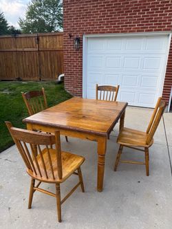 5 piece solid wood farmhouse dining set features a warm honey-finished rectangular table and 4 chairs