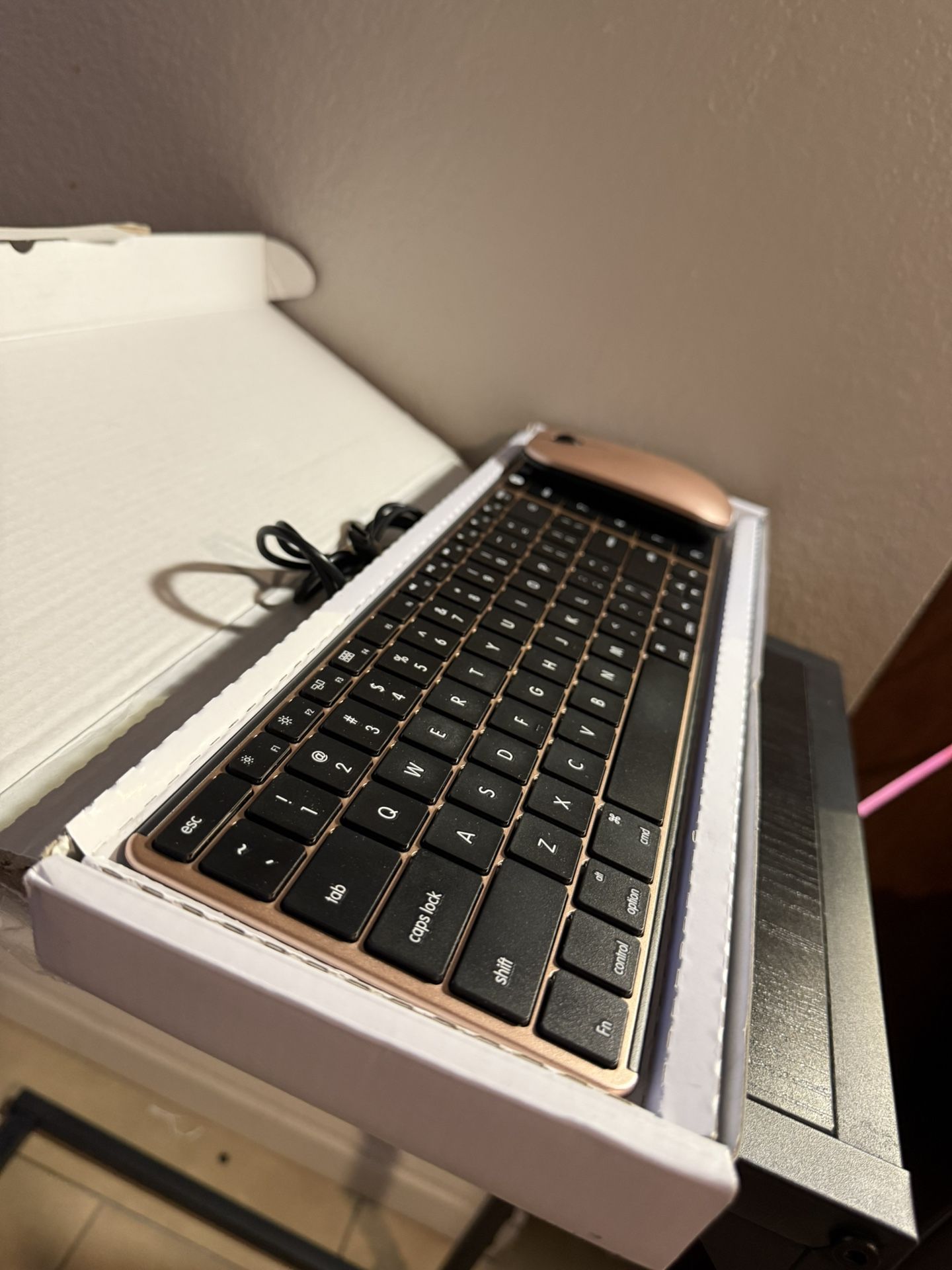 seenda Bluetooth Keyboard and Mouse SKM64-2 Multi-Device Rechargeable Slim Wireless Keyboard & Mouse 