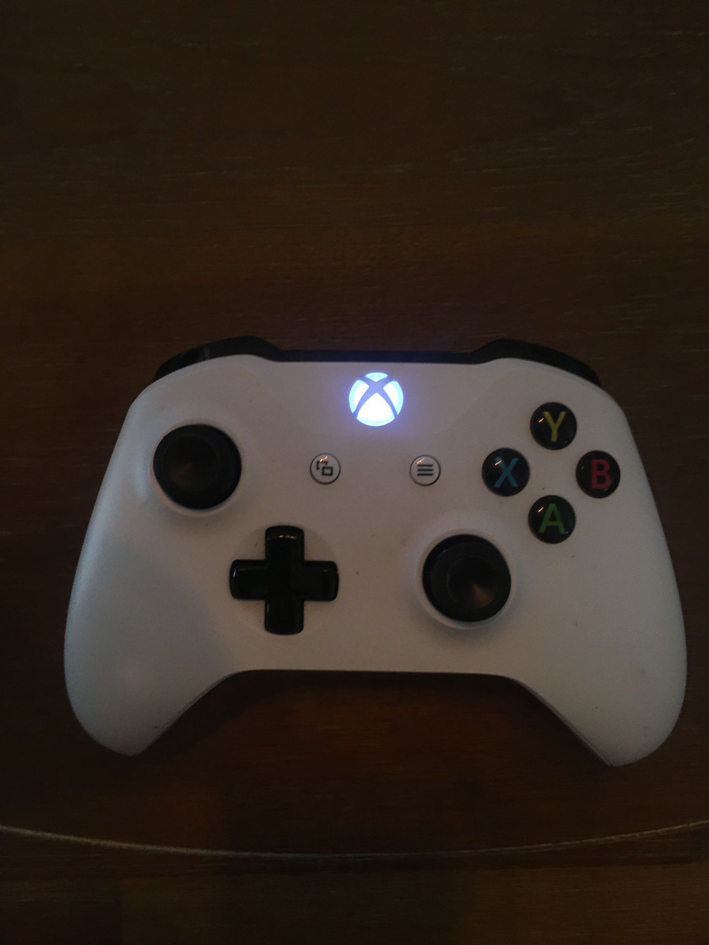 Xbox one white wireless controller with battery pack