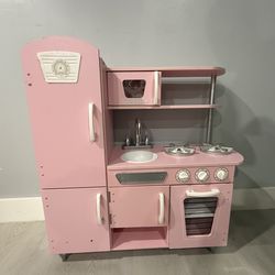 Pink wodden kitchen