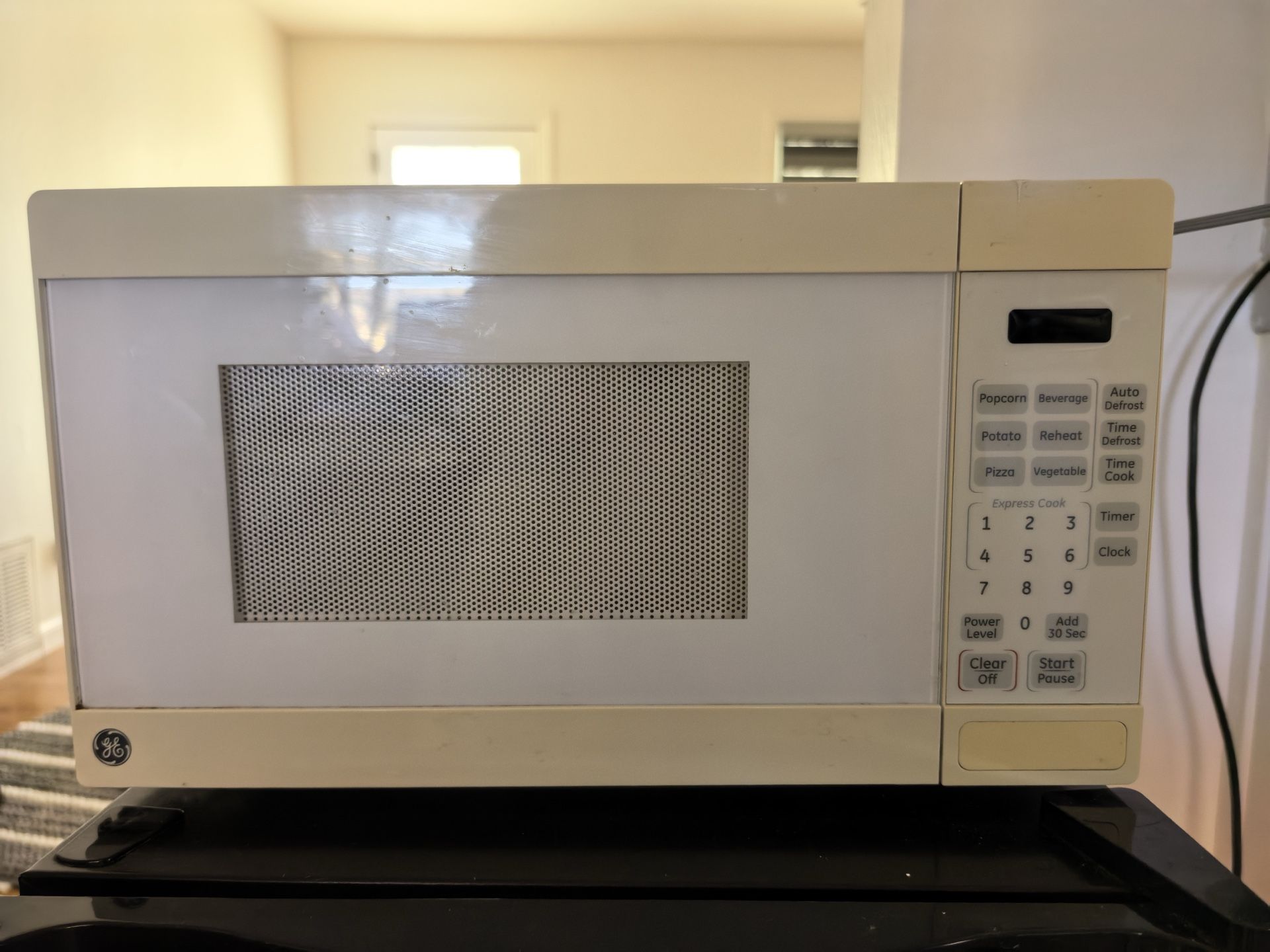 Sell 0.7 cu ft GE microwave 
