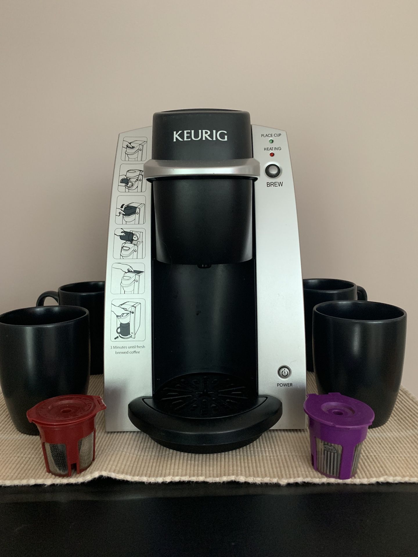 Keurig Single Serve Coffee Maker with 2 reusable/refillable K-cups and 4 mugs