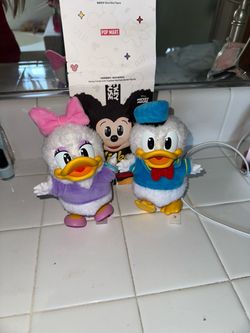 Daisy and Donald pop mart
