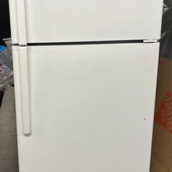 GE 18 cu ft top freezer refrigerator (Model GTS18GTHWW).