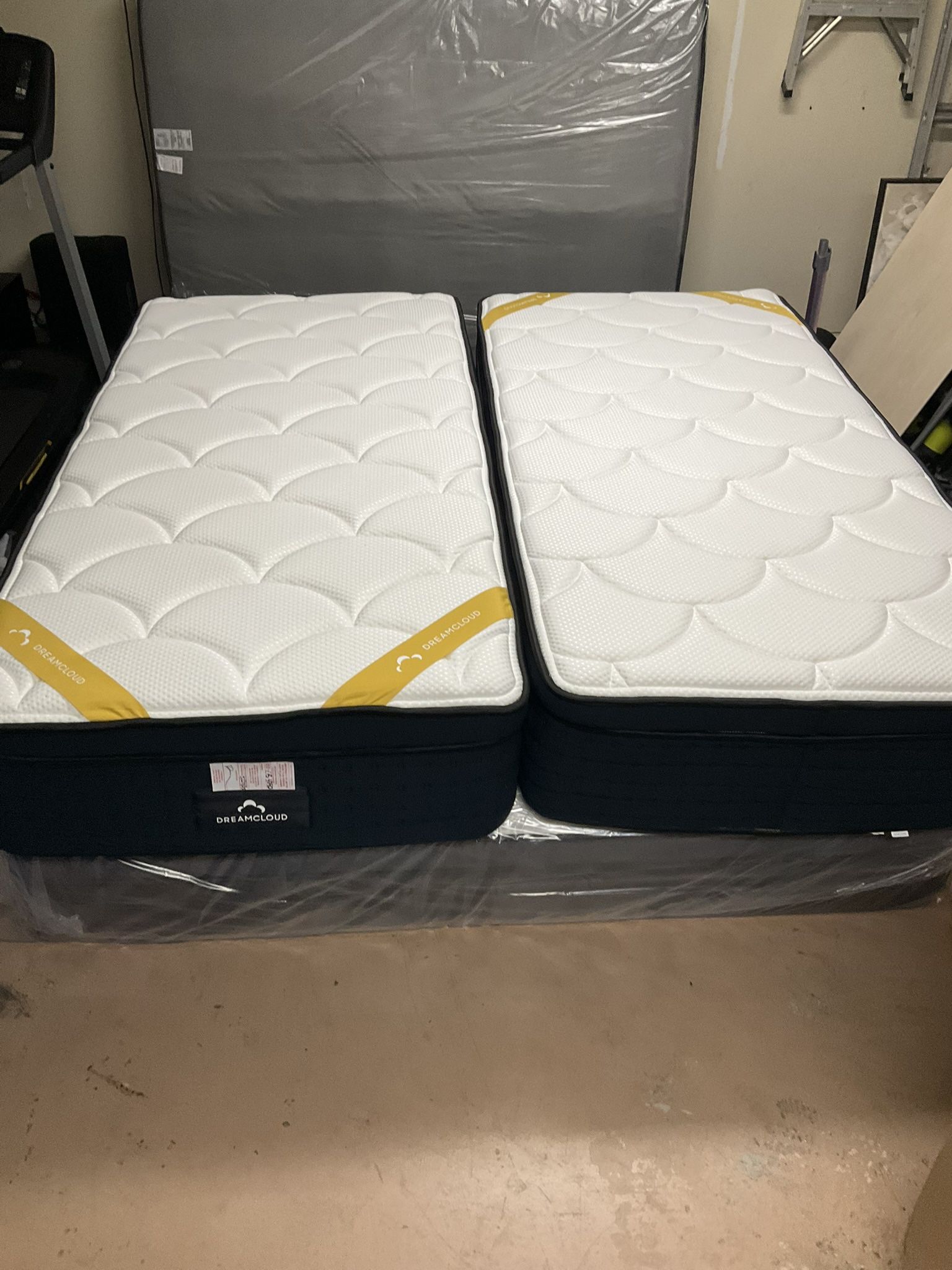 DreamCloud Premier Rest, Split King Mattress Perfect Condition