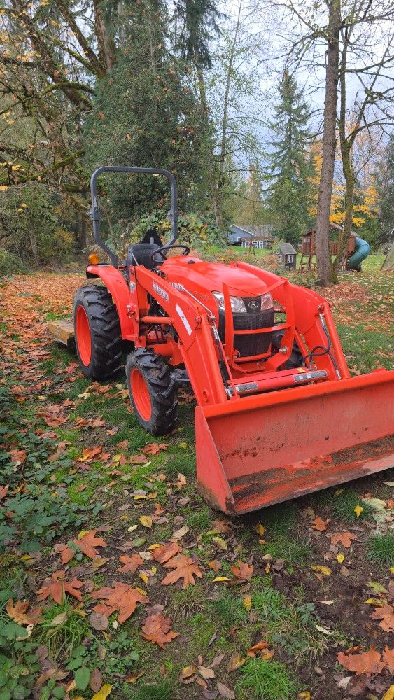 Kubota L3301 Tractor 
+ 60" Brush Hog 
