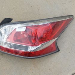 2013-2015 Nissan Altima Right Passenger Halogen OEM Tail Light