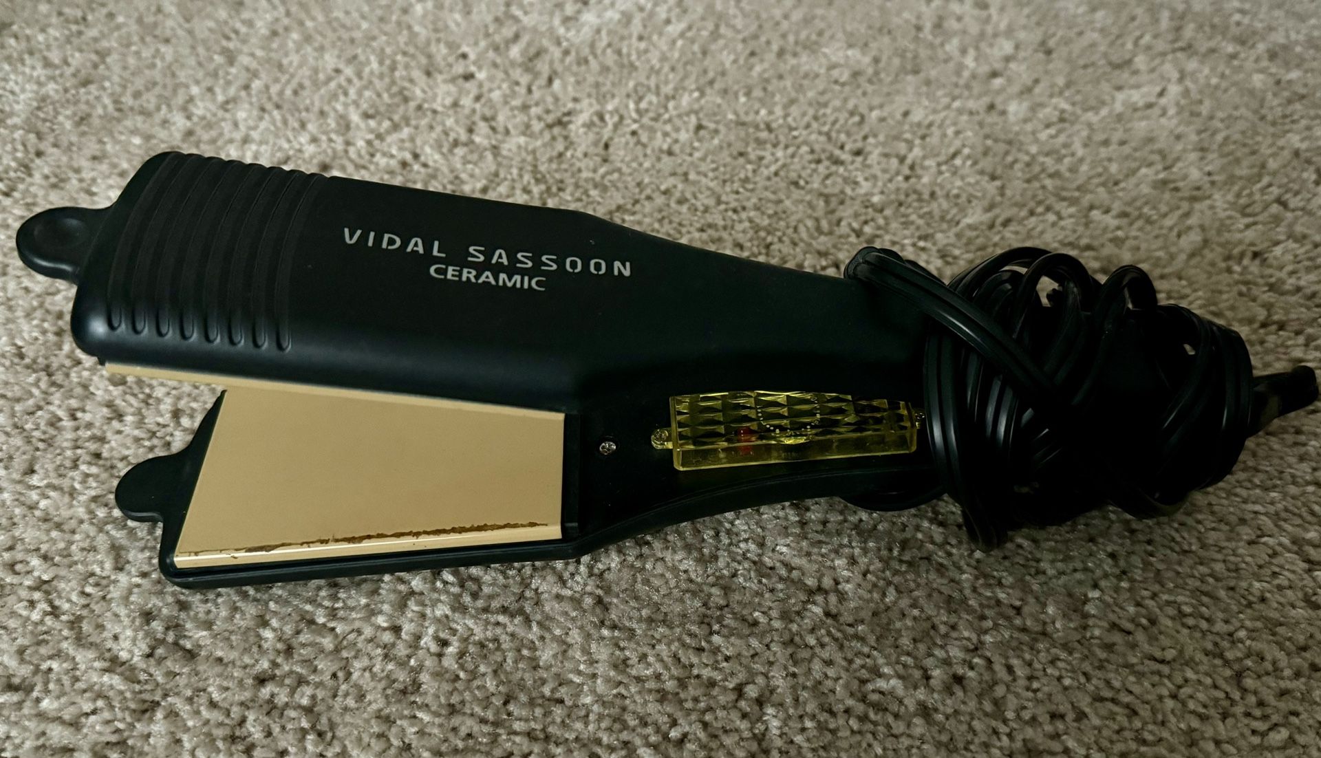 Vidal Sassoon Ceramic Flat Iron Adjustable heat setting black
