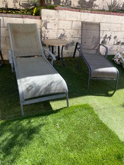 2 lounge chairs & table