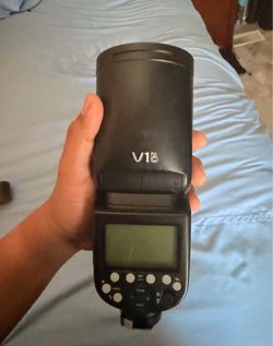 V1 Godox flash