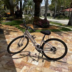 Specialized Hybrid Bike – Lightweight Frame, Excellent Condition