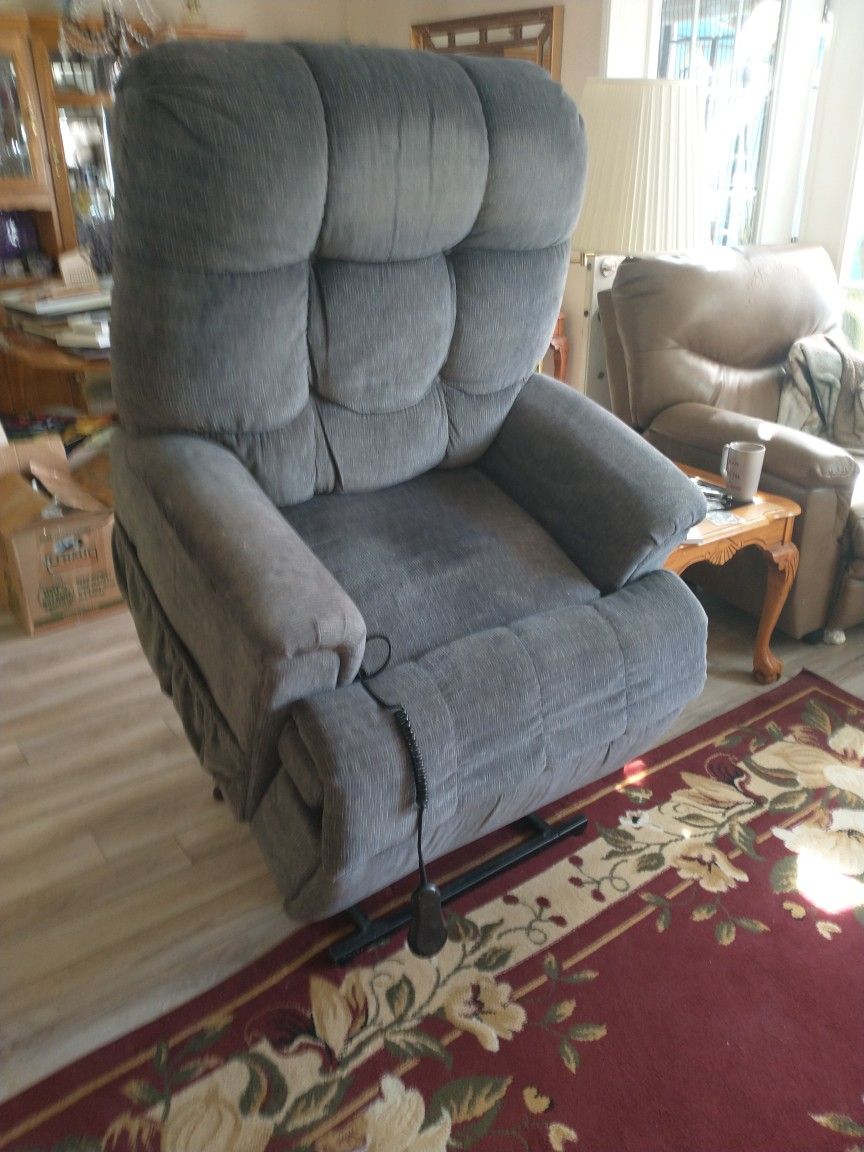Recliner Lift Chair for Sale in Puyallup, WA OfferUp