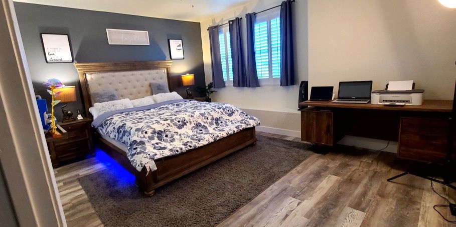 Brynhurst California King Upholstered Bed with Storage Bench