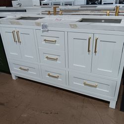 60inch White Bathroom Vanity. Hardwood Vanity With Quartz Top Backsplash And Sinks Included