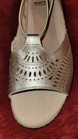 Earth Shoes Camellia Nauset Leather Perforated Slip On Sandal Washed Gold 9 Wide Excellent Condition Price Is Firm Cash Only