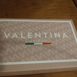 Valentina Italian Tab Close Clutch Wallet Vera Pelle genuine leather made in Italy
Very good condition 
