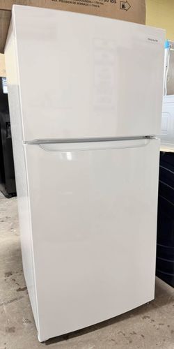NEW Frigidaire Top-Freezer Garage Ready Refrigerator W/Ice Maker 18.3cu.ft.
