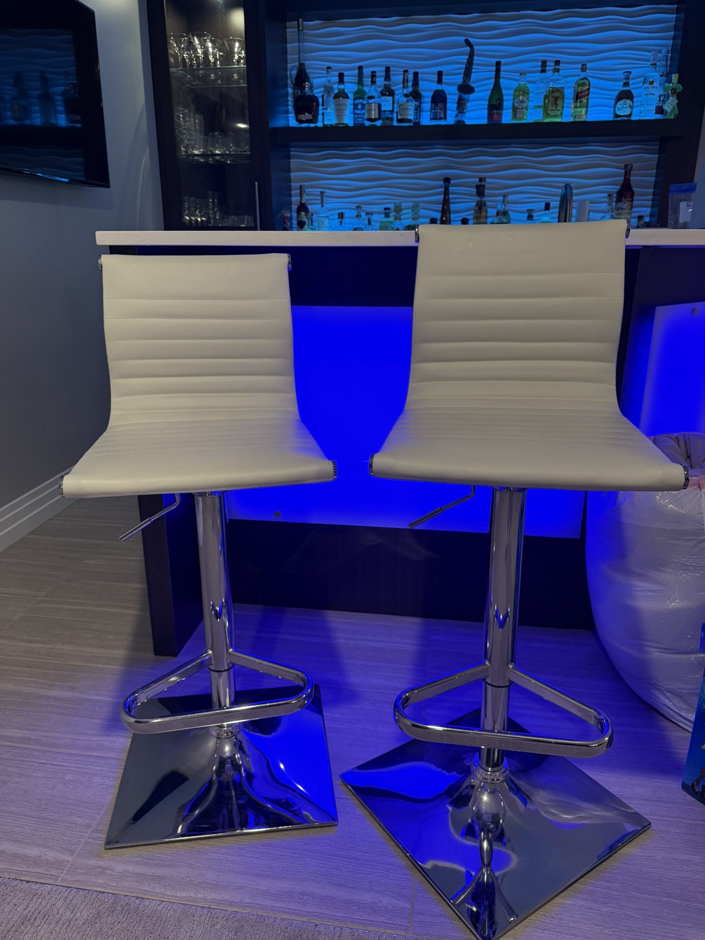 4 Bar Stools, White Color In EXCELLENT Condition 