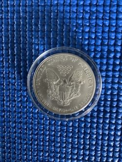 THIS IS A DEFENDER OF FREEDOM  1 OUNCE SILVER EAGLE DOLLAR COIN METAL ASKING $ 90 OBO