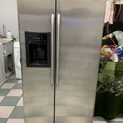 Ge Stainless Steel Refrigerator ( Delivery Available)