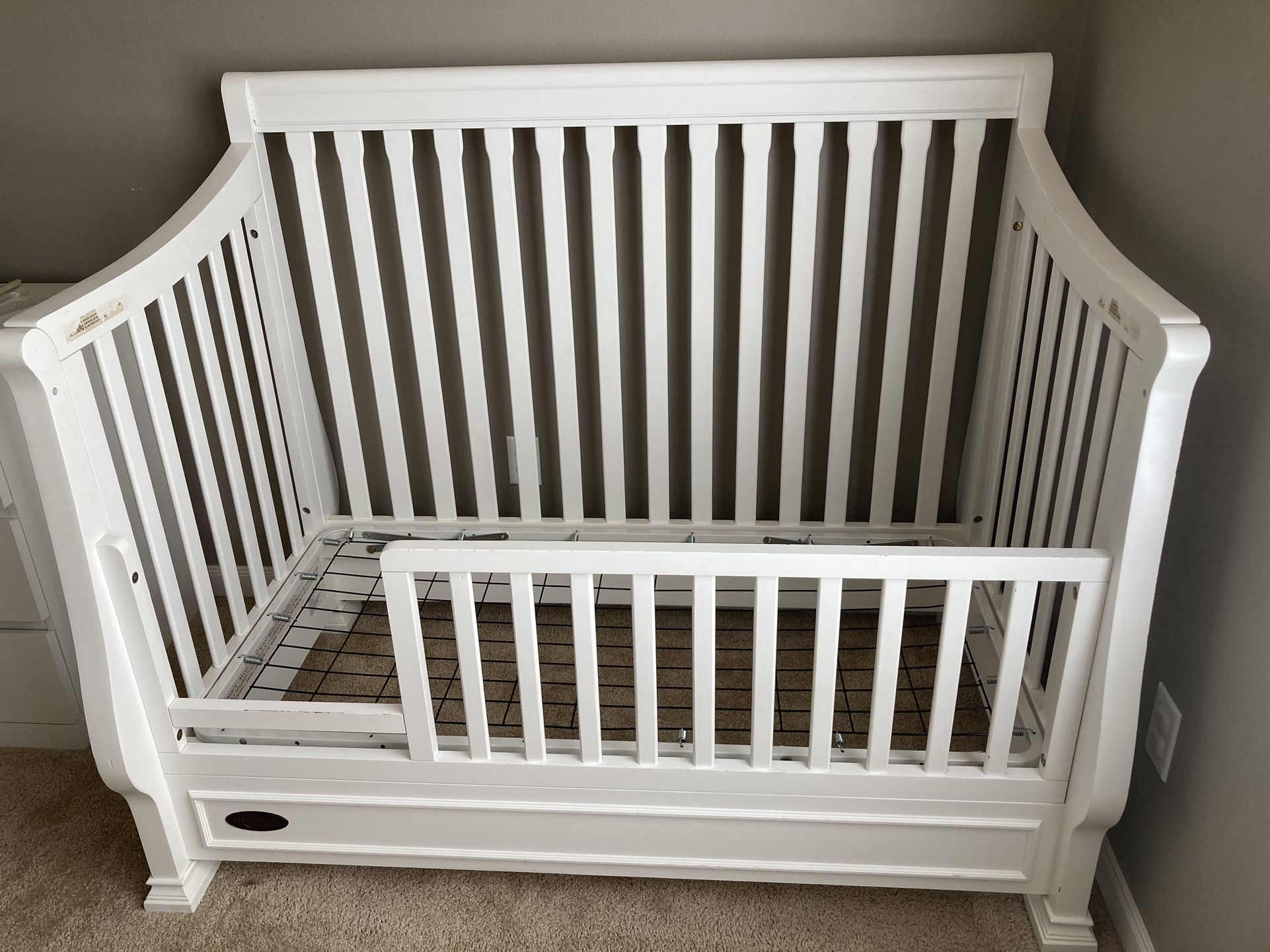 Crib/Toddler/Full convertible bed