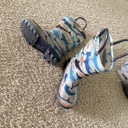 Kids Rain boots Size 7/8